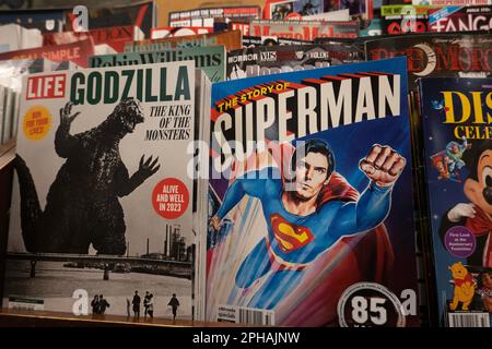 Barnes & Noble Booksellers auf der Fifth Avenue in New York City hat eine große Auswahl an Büchern und Zeitschriften, USA 2023 Stockfoto