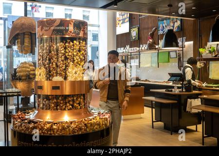 Laderach ist ein gehobener Schweizer Chocolatier an der 537 Fifth Avenue in New York City, USA, 2023 Stockfoto