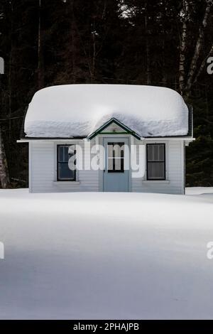 Charmante Hütten im Hog Island Country Store entlang der U.S. 2 und dem Lake Michigan auf der Oberen Halbinsel, Michigan, USA [Keine Veröffentlichung von Grundstücken; redaktionell Likör Stockfoto