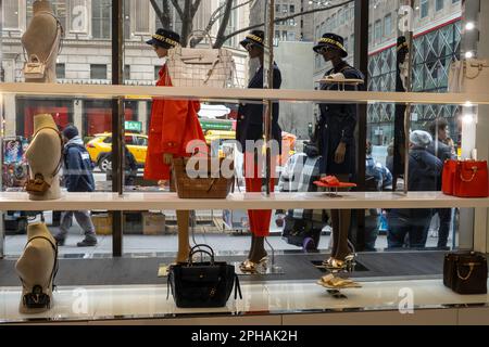 Michael Kors ist ein Modegeschäft im Rockefeller Center, New York Center, USA 2023 Stockfoto