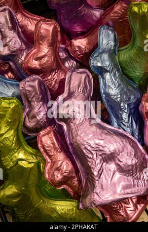 Nahaufnahme von Pastelltönen, farbigen Folien, Ostern eingepackt, Häschen-Schokolade, Grand Central, Terminalmarkt, 2023, New York City, USA Stockfoto