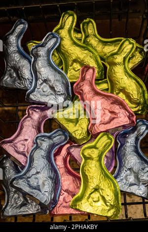 Nahaufnahme von Pastelltönen, farbigen Folien, Ostern eingepackt, Häschen-Schokolade, Grand Central, Terminalmarkt, 2023, New York City, USA Stockfoto