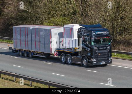 RICHARDSON TRACTION LTD 2017 Black S-Serie SCANIA 573D HIAB Kranverleih, Tieflader fährt auf der Autobahn M61 UK Stockfoto