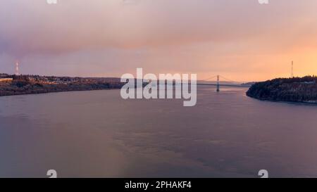 Die Tacoma Narrows bei Sonnenuntergang Stockfoto