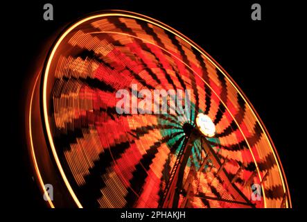 Auf der Minnesota State Fair in St. Paul dreht sich ein Riesenrad zur Freude der Reiter. Stockfoto