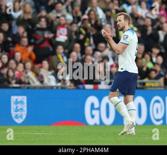 Harry Kane (Tottenham Hotspur) aus England winkt den Fans während der UEFA EURO 2024-Qualifikationsrunde Gruppe C zwischen England und der Ukraine in Wembl zu Stockfoto