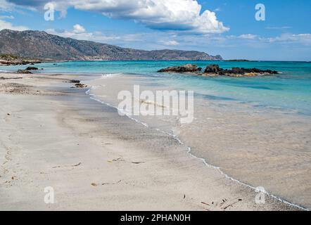 Elafonissi, im Südwesten von Kreta, ist berühmt für seinen rosa Sand und das niedrige türkisfarbene Wasser, wahrscheinlich der beste Strand auf ganz Kreta Stockfoto