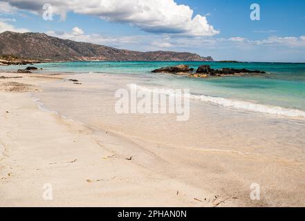 Elafonissi, im Südwesten von Kreta, ist berühmt für seinen rosa Sand und das niedrige türkisfarbene Wasser, wahrscheinlich der beste Strand auf ganz Kreta Stockfoto