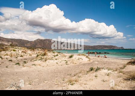 Elafonissi, im Südwesten von Kreta, ist berühmt für seinen rosa Sand und das niedrige türkisfarbene Wasser, wahrscheinlich der beste Strand auf ganz Kreta Stockfoto