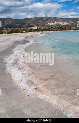 Elafonissi, im Südwesten von Kreta, ist berühmt für seinen rosa Sand und das niedrige türkisfarbene Wasser, wahrscheinlich der beste Strand auf ganz Kreta Stockfoto