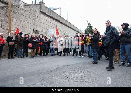 Romainville, Frankreich. 27. März 2023. Gewerkschafter, gewählte Amtsträger und Bürger mobilisierten am 27. März 2023 in Romainville bei Paris, Frankreich, um den Zugang zum Abfallsammelzentrum Syctom zu sperren. Foto: Christophe Michel/ABACAPRESS.COM Kredit: Abaca Press/Alamy Live News Stockfoto