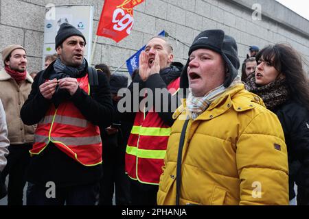 Romainville, Frankreich. 27. März 2023. CGT-Aktivisten, die einen Slogan singen. Gewerkschafter, gewählte Amtsträger und Bürger mobilisierten am 27. März 2023 in Romainville bei Paris, Frankreich, um den Zugang zum Abfallsammelzentrum Syctom zu sperren. Foto: Christophe Michel/ABACAPRESS.COM Kredit: Abaca Press/Alamy Live News Stockfoto