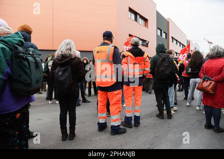 Romainville, Frankreich. 27. März 2023. Zwei Mitarbeiter, die von hinten demonstrieren. Gewerkschafter, gewählte Amtsträger und Bürger mobilisierten am 27. März 2023 in Romainville bei Paris, Frankreich, um den Zugang zum Abfallsammelzentrum Syctom zu sperren. Foto: Christophe Michel/ABACAPRESS.COM Kredit: Abaca Press/Alamy Live News Stockfoto