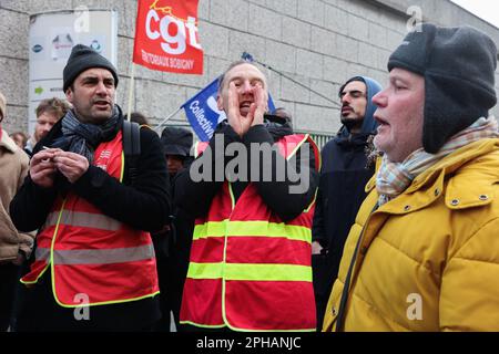 Romainville, Frankreich. 27. März 2023. CGT-Aktivisten, die einen Slogan singen. Gewerkschafter, gewählte Amtsträger und Bürger mobilisierten am 27. März 2023 in Romainville bei Paris, Frankreich, um den Zugang zum Abfallsammelzentrum Syctom zu sperren. Foto: Christophe Michel/ABACAPRESS.COM Kredit: Abaca Press/Alamy Live News Stockfoto