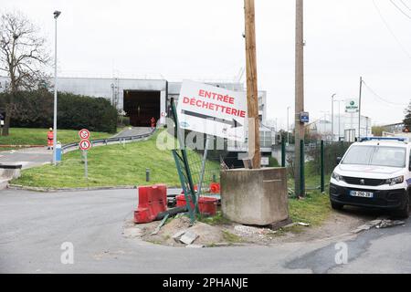 Romainville, Frankreich. 27. März 2023. Das Schild zeigt den Eingang zur Müllhalde an. Gewerkschafter, gewählte Amtsträger und Bürger mobilisierten am 27. März 2023 in Romainville bei Paris, Frankreich, um den Zugang zum Abfallsammelzentrum Syctom zu sperren. Foto: Christophe Michel/ABACAPRESS.COM Kredit: Abaca Press/Alamy Live News Stockfoto