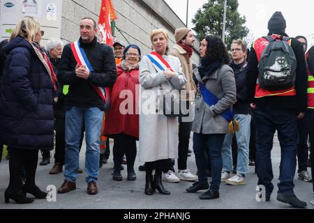 Romainville, Frankreich. 27. März 2023. Gewerkschafter, gewählte Beamte wie Clementine Autain und Mitglied der Partei des ungehorsamen Frankreichs und Bürger mobilisierten am 27. März 2023 in Romainville bei Paris, Frankreich, den Zugang zum Abfallsammelzentrum Syctom zu blockieren. Foto: Christophe Michel/ABACAPRESS.COM Kredit: Abaca Press/Alamy Live News Stockfoto