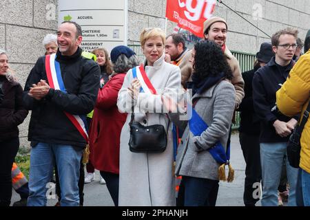 Romainville, Frankreich. 27. März 2023. Gewerkschafter, gewählte Beamte wie Clementine Autain und Mitglied der Partei des ungehorsamen Frankreichs und Bürger mobilisierten am 27. März 2023 in Romainville bei Paris, Frankreich, den Zugang zum Abfallsammelzentrum Syctom zu blockieren. Foto: Christophe Michel/ABACAPRESS.COM Kredit: Abaca Press/Alamy Live News Stockfoto