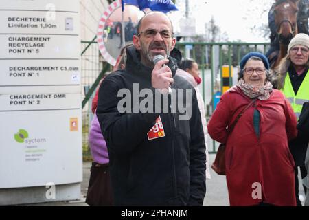 Romainville, Frankreich. 27. März 2023. Eric Alligner hat sich für die CGT von 93 gewerkschaftlich verbündet. Gewerkschafter, gewählte Amtsträger und Bürger mobilisierten am 27. März 2023 in Romainville bei Paris, Frankreich, um den Zugang zum Abfallsammelzentrum Syctom zu sperren. Foto: Christophe Michel/ABACAPRESS.COM Kredit: Abaca Press/Alamy Live News Stockfoto