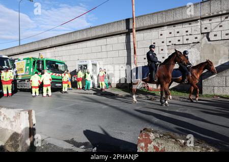 Romainville, Frankreich. 27. März 2023. Mehrere Stadtreiniger und zwei Polizisten auf Pferden. Gewerkschafter, gewählte Amtsträger und Bürger mobilisierten am 27. März 2023 in Romainville bei Paris, Frankreich, um den Zugang zum Abfallsammelzentrum Syctom zu sperren. Foto: Christophe Michel/ABACAPRESS.COM Kredit: Abaca Press/Alamy Live News Stockfoto