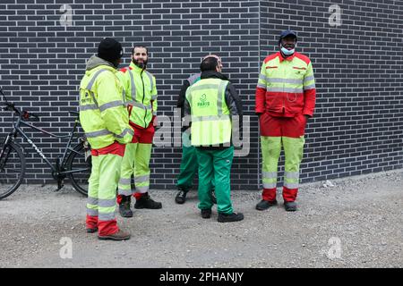 Romainville, Frankreich. 27. März 2023. Mehrere Müllsammler vor dem Eingang zum Recycling-Center. Gewerkschafter, gewählte Amtsträger und Bürger mobilisierten am 27. März 2023 in Romainville bei Paris, Frankreich, um den Zugang zum Abfallsammelzentrum Syctom zu sperren. Foto: Christophe Michel/ABACAPRESS.COM Kredit: Abaca Press/Alamy Live News Stockfoto