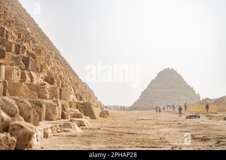 Ein Blick auf einen Pyramidentempel an den Pyramiden des Gizeh-Komplexes in Ägypten Stockfoto