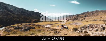 Panorama des Petrographiekomplexes in Altai mit einer Mädchen-Besichtigungstour in den Bergen im Herbst. Stockfoto