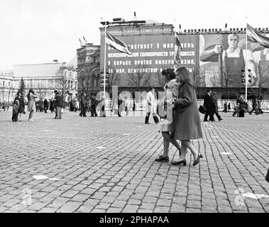 Leute auf dem Roten Platz, Moskau, April 1976 Stockfoto