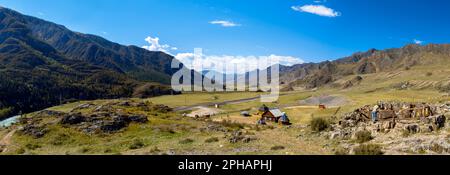 Panorama des Petrographiekomplexes in Altai mit einer Besichtigungstour eines Mädchens in den Bergen während des Herbsttages. Stockfoto