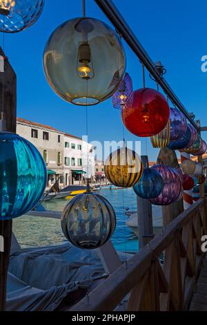 Murano-Glaslichter mit Reflexionen gegenüber dem Museo del Vetro Murano-Glasmuseum in Murano, Venedig, Italien im Februar Stockfoto