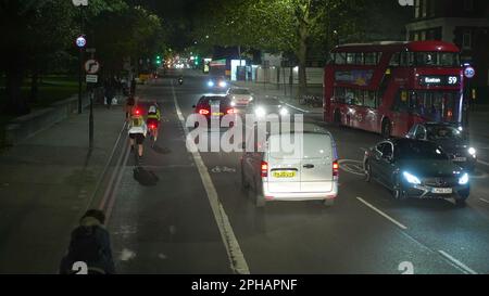 London, England, Ca. Oktober 2022. British Bus Perspektive auf Londond City bei Nacht mit Fahrradweg vor dem Bus Stockfoto