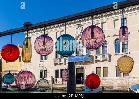 Murano-Glaslichter mit Reflexionen gegenüber dem Museo del Vetro Murano-Glasmuseum in Murano, Venedig, Italien im Februar Stockfoto