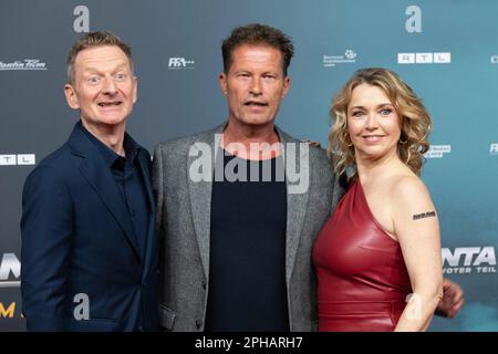 Köln, Deutschland. 26. März 2023. Von links nach rechts Michael KESSLER, Schauspieler, Til SCHWEIGER, Schauspieler, Tina RULAND, Schauspielerin, roter Teppich, Red Carpet Show, Ankunft, Ankunft, Filmpremiere Manta Manta am 27. März 2023 in Köln, dpa/Alamy Live News Stockfoto