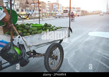 Mobiler Straßenhändler, der Avocado, Aguacate, Palta verkauft. Am Straßenrand befindet sich ein Avocado-Wagen Stockfoto