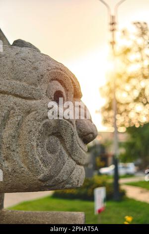Chavin de Huantar, Peru. Zeigt den genagelten Kopf, die Darstellung in Stein gemeißelt, präindische Kultur Stockfoto
