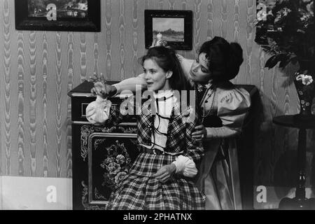 Archive 80ies: Französische Schauspielerin Francoise Fabian und Marie-Sophie Pochat, in Gigi, Celestins Theater, Lyon, Frankreich, 1984 Stockfoto