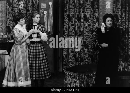 Archive 80ies: französische Schauspieler Corinne Le Poulain, Marie-Sophie Pochat und Micheline Presle, in Gigi, Celestins Theater, Lyon, Frankreich, 1984 Stockfoto