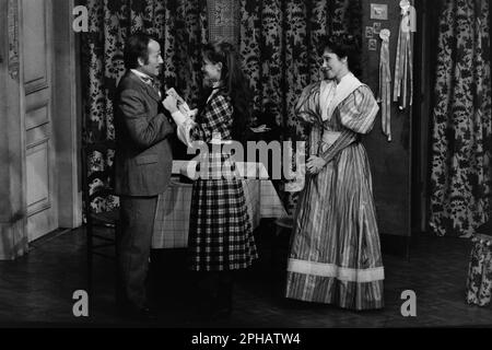 Archive 80ies: französische Schauspieler Michel Duchaussoy, Marie-Sophie Pochat, Corinne Le Poulain, Gigi, Celestins Theater, Lyon, Frankreich, 1984 Stockfoto