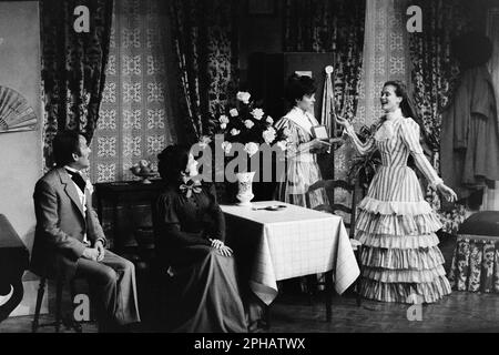 Archive 80ies: französische Schauspieler Michel Duchaussoy, Micheline Presle, Corinne Le Poulain und Marie-Sophie Pochat, Gigi, Celestins Theater, Lyon, Frankreich, 1984 Stockfoto