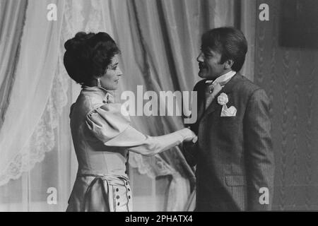 Archive 80ies: französische Schauspieler Francoise Fabian und Michel Duchaussoy, in Gigi, Celestins Theater, Lyon, Frankreich, 1984 Stockfoto