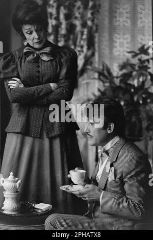 Archive 80ies: französische Schauspieler Micheline Presle und Michel Duchaussoy, in Gigi, Celestins Theater, Lyon, Frankreich, 1984 Stockfoto