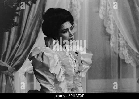 Archive 80ies: Französische Schauspielerin Francoise Fabian in Gigi, Celestins Theater, Lyon, Frankreich, 1984 Stockfoto