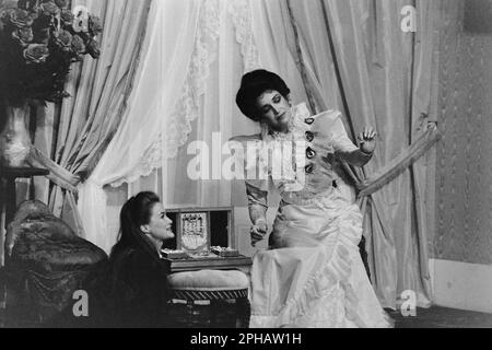 Archive 80ies: Französische Schauspielerin Francoise Fabian und Marie-Sophie Pochat, in Gigi, Celestins Theater, Lyon, Frankreich, 1984 Stockfoto