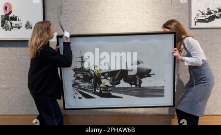 Bonhams, London, Großbritannien. 27. März 2023. Die Briten. Das Ist Cool. Der Verkauf findet am 29. März in Bonhams statt. Zu den Höhepunkten zählen: Banksy (geboren 1974), Applause (LA Edition), 2006, geschätzt £15.000 - 20.000 £. Kredit: Malcolm Park/Alamy Live News Stockfoto