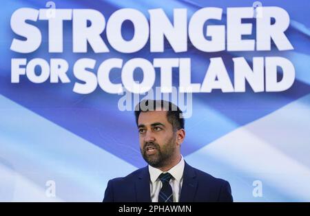 Humza Yousaf sprach im Murrayfield Stadium in Edinburgh, nachdem bekannt gegeben wurde, dass er der neue Führer der schottischen Nationalpartei ist und der nächste erste Minister von Schottland werden wird. Foto: Montag, 27. März 2023. Stockfoto