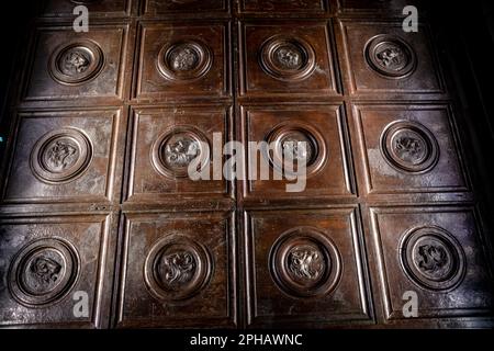 Originale Tauftüren im Museo dell'Opera del Duomo in Florenz. Die Tore des Paradieses. Stockfoto