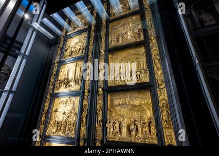 Originale Tauftüren im Museo dell'Opera del Duomo in Florenz. Die Tore des Paradieses. Stockfoto