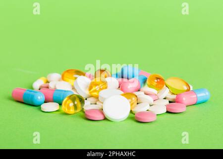 Viele verschiedene bunte Medikamente und Pillen perspektivische Ansicht. Satz von vielen Pillen auf farbigem Hintergrund. Stockfoto