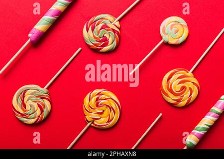 Set aus farbenfrohen Lutschern auf farbigem Hintergrund. Sommerkonzept. Party Happy Birthday oder minimalistisches Konzept. Stockfoto