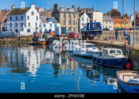 Farbenfrohe Reflexionen von Booten, die im Hafen von St Monans in East Neuk of Fife, Schottland, Großbritannien, vor Anker liegen Stockfoto