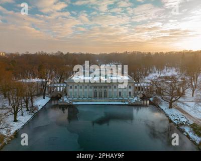 Der herrliche Palast auf der Insel im Lazienki-Park im Winter in Warschau, Polen Stockfoto